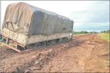  ??  ?? Uno de los camiones cargados varados el sábado por unas 15 horas en la zona del Km 376.