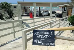  ??  ?? Il casoA Gallipoli la strada dei lidi più famosa d’Italia bloccata per i lavori che non sono ancora finiti Nelle altre foto il lidi «Sottovento» e «Samsara» ancora vuoti nonostante il caldo