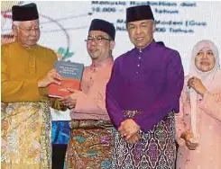  ??  ?? NAJIB melancarka­n buku Asal Usul Malayu Induknya Di Benua Sunda. Turut sama, Dr Ahmad Zahid, Dr Mohammad Shatar (dua dari kiri) dan Zaharah.