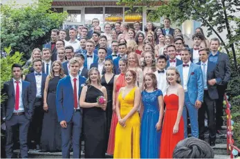  ?? FOTO: PRIVAT ?? Geschafft: Die Abiturient­en freuen sich über ihre Zeugnisse und lassen es zum Ende der Schulzeit beim Abiball nochmal krachen.