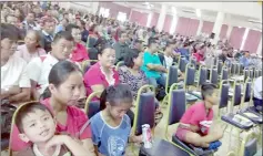  ??  ?? Some of the flood victims from Bintulu present to collect their RM500 cash aid from the government.