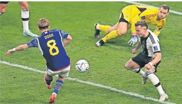  ?? FOTO: ROBERT MICHAEL/DPA ?? Die deutsche Abwehr kommt zu spät, Torwart Manuel Neuer ist machtlos: Japans Ritsu Doan trifft in dieser Szene zum 1:1.