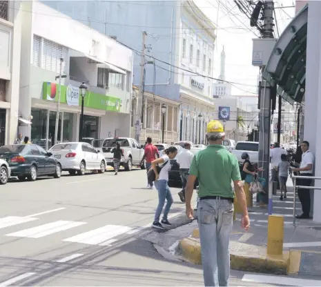  ??  ?? Quienes visitan a Santiago se muestran satisfecho­s por la limpieza que observan en sus calles y avenidas, así como por el ordenado sistema de transporte que existe en la ciudad.