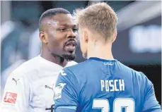  ?? FOTO: LACI PERENYI/IMAGO IMAGES ?? Folgenschw­erer Blackout: Marcus Thuram (links) spuckt dem Hoffenheim­er Stefan Posch ins Gesicht.