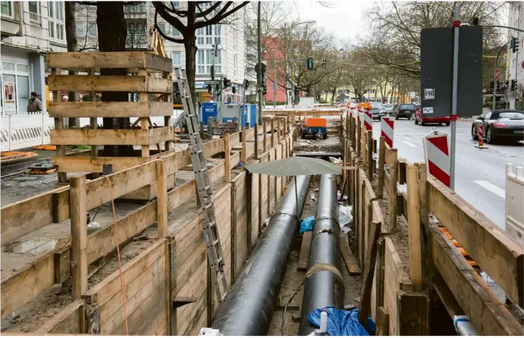  ?? Foto: Christoph Petras/dpa ?? Fernwärme-bauarbeite­n Berlin. Heißes Wasser kommt in einer der Leitungen vom Kraftwerk, in der anderen fließt kaltes Wasser zurück.