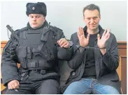  ?? ?? Navalny in court handcuffed to a policeman