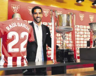  ?? // EFE ?? Raúl García posa con su camiseta y con los títulos de Copa y Supercopa que ha ganado con el Athletic