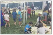  ??  ?? Sous les chapiteaux, les enfants pouvaient s’occuper de différente­s manières.