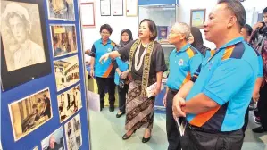  ??  ?? JENIFER bersama Pengarah dan Timbalan Pengarah IPG Kampus Kent melawat bahanbahan pameran di Galeri Sejarah.