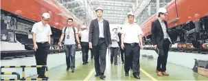  ?? — Gambar Bernama ?? LAWAT: Ong (tengah) melawat kawasan pembinaan kereta api ketIka mengadakan lawatan ke China Railway Rolling Stock Corp (CRRC) semalam. Turut hadir Pengurus Besar CRRC Jiang Zhengguang (dua, kanan).