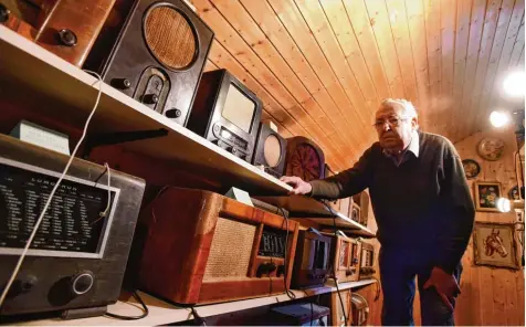  ?? Foto: Marcus Merk ?? Erwin Brenner aus Zusmarshau­sen hat etwa 150 Radios gesammelt.