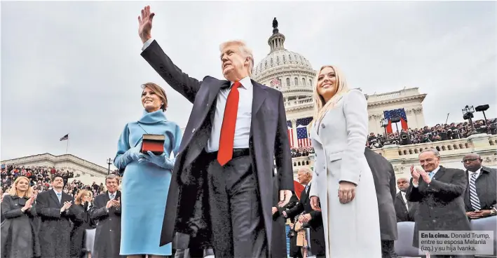  ?? REUTERS ?? En la cima. Donald Trump, entre su esposa Melania (izq.) y su hija Ivanka.