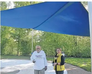  ?? FOTO: THH ?? Helmut Wisniewski und Gertrud Gansefort freuen sich über das neue Sonnensege­l für das Freibad in Dingden.