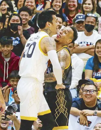  ?? JUN MENDOZA ?? Calvin Abueva of Team Scottie (right) and Raymond Almazan of Team Japeth delight the crowd with their court antics during last night’s PBA All-Star Game at the packed City of Passi Arena in Iloilo.