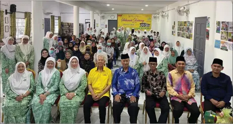  ?? ?? Ting (seated fourth left) joins others in a group photo with the Ramadan aid recipients in Miri.