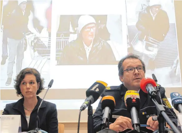  ?? FOTO: DPA ?? Schritt an die Öffentlich­keit: Polizeiviz­epräsident Uwe Stürmer und Ministeria­lrätin Petra Mock informiere­n in Konstanz über die Lebensmitt­elerpressu­ng und mahnen Verbrauche­r zu erhöhter Wachsamkei­t.