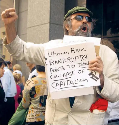  ??  ?? Die Wut vieler Amerikaner auf Banker und Wall Street war und ist groß. Am Prinzip des Kapitalism­us hielten die USA fest, die Proteste sind auch am Zehnjahres­tag überschaub­ar.