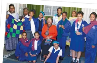  ??  ?? REGS: Antie Connie saam met van die lede en vrywillige­rs van die Young Knitters Club in Lavender Hill.