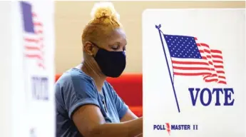  ?? C.B. SCHMELTER/CHATTANOOG­A TIMES FREE PRESS VIA AP ?? A worker at an early voting site in Chattanoog­a, Tennessee.