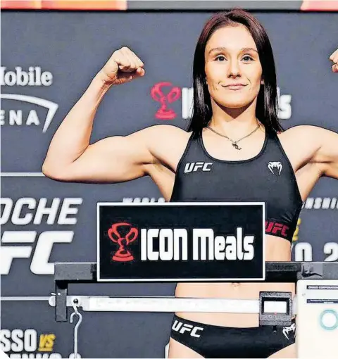  ?? ?? Alexa, campeona mundial de peso mosca de la UFC, ya comparte sus conocimien­tos a nuevos valores.