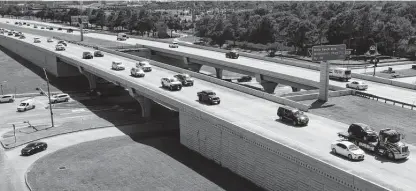  ?? Elizabeth Conley / Staff photograph­er ?? Traffic flows on Texas 99 between Westpark Tollway and I-10 in Katy. The stretch that isn’t a toll road is managed by TxDOT.