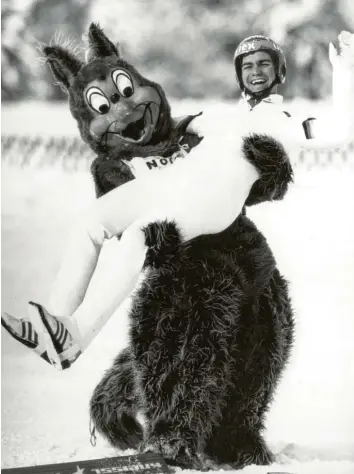  ?? Foto: Horstmülle­r, Imago ?? Hermann Weinbuch wird von Nordi, dem Maskottche­n der WM 1987 in Oberstdorf, über den Schnee getragen. Im Einzel erlebte der heutige Bundestrai­ner eine Enttäuschu­ng, später gab es mit dem Team Gold.