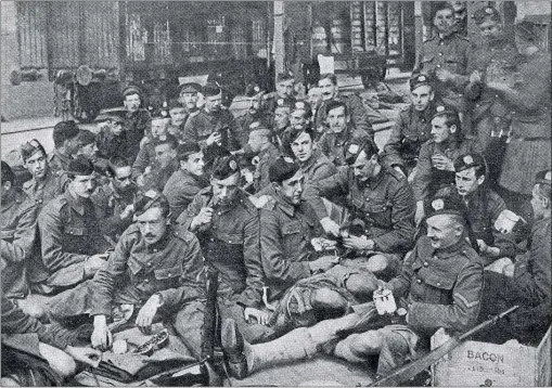  ??  ?? The soldiers of the London Scottish in their Hodden Grey at a French station in 1914