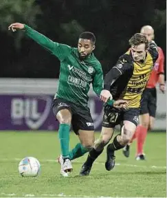  ?? Foto: Christian Kemp ?? Faraji Taarimte (l., Mondorf) will den Ball gegen Niederkorn­s Yannis Dublin behaupten.