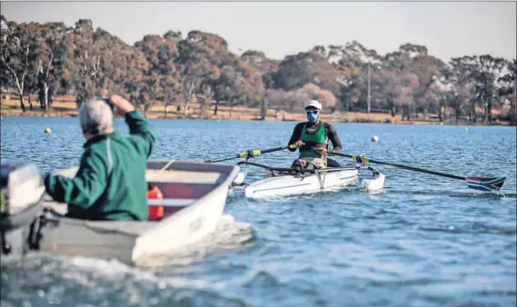  ?? Photos: Oupa Nkosi ?? Hard at work: Coach Marco Galeone follows Sandra Khumalo (above) and the fours team (left) of Shannon Murray, Lucy Perold, Dylan Trollope and Dieter Rosslee.