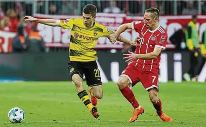  ?? Foto: Getty Images ?? Szene aus dem Topspiel Ende März: Dortmunds Pulisic (links) im Duell mit Bayern-star Ribéry.