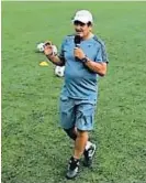  ?? LA TEJA ?? El entrenador compartió con los entrenador­es.