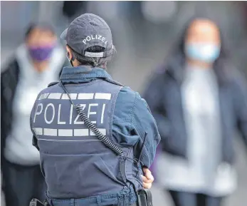  ?? FOTO: SEBASTIAN GOLLNOW/DPA ?? Viele Baden-Württember­ger wünschen sich mehr Polizisten im Land.