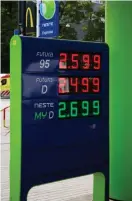  ?? FOTO: ALEX SUNDBERG ?? Enligt Polttoaine var det på tisdagen
■ dyrast att tanka på Neste Oil Express bensinstat­ioner och på ABC i Övre Malm och Sockenback­a, 2,6 euro per liter. Billigast att tanka bensin på Shell i Östra Helsingfor­s, 2,4 euro per liter.