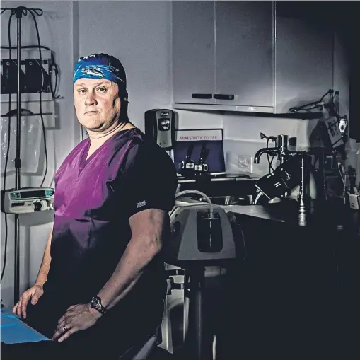  ?? Picture Alan Peebles ?? Surgeon Jim McCaul prepares to operate in theatre in Glasgow