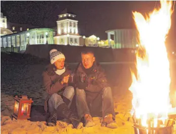  ?? FOTOS: SRT ?? Osterfeuer mal anders: Am Strand von Binz werden in der Osternacht mehrere Lagerfeuer entzündet.