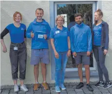  ?? FOTO: GÜNTER SCHWARZ ?? Nabu-Mitarbeite­rin Kerstin Wernicke (Mitte) und das Werbe-Team wollen weitere Mitstreite­r für den Naturschut­z gewinnen.