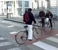  ??  ?? In sella Una ciclabile in centro a Bolzano