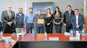  ?? SOFY RAMÍREZ ?? La alcaldesa Leticia Herrera Ale recibe reconocimi­ento