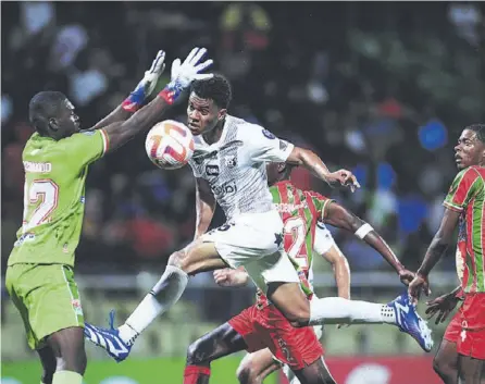  ?? CORTESÍA CONCACAF ?? El defensor del Herediano Darryl Araya estuvo muy cerca de anotar frente al Robinhood de Surinam por la Copa de Campeones de Concacaf, el miércoles.