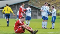  ?? Foto: Andreas Lode ?? Michael Schrettle und Stefan Polzer vom SSV Anhausen können es kaum fassen. Die SpVgg Auerbach hat alle drei Punkte entführt.