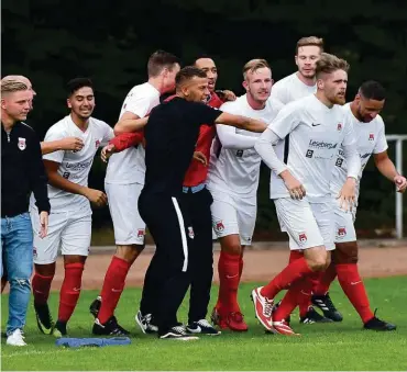  ??  ?? Jeremy Wachter (2.v.r.) wird von seinen Osdorfer Kollegen nach seinem Treffer zum 2:0 gefeiert.