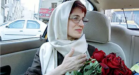  ??  ?? Sullo schermo L’avvocata dei diritti umani Nasrin Sotoudeh in un’immagine tratta dal film «Taxi Teheran», di e con Jafar Panahi, dove interpreta se stessa