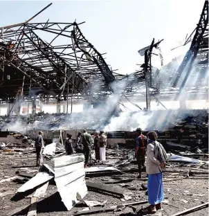  ?? PHOTO AFP ?? Des Yéménites inspectent les décombres fumants d’un immeuble de Sanaa qui a été détruit par des frappes aériennes dimanche.