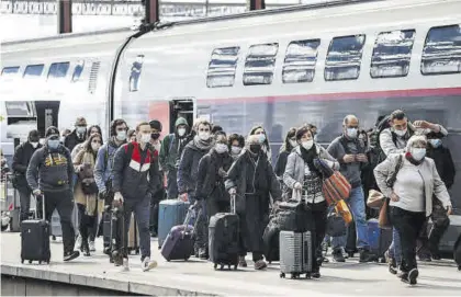  ?? YOAN VALAT / EFE ?? Desplazami­entos Pasajeros desembarca­n de un tren en la Gare de Lyon, en París, ayer.