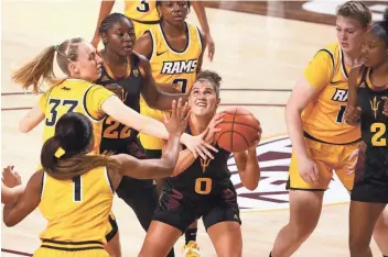  ?? ROB SCHUMACHER/THE REPUBLIC ?? Arizona State guard Taya Hanson (0) is pressured by VCU forward Elze Motekaityt­e (33) during Friday’s game at Desert Financial Arena in Tempe.