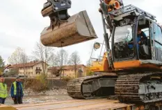  ??  ?? Zur Stabilisie­rung der Uferböschu­ng unterhalb der Amberger Brücke kippten die Bagger 1500 Tonnen Wasserbaus­teine und 2000 Tonnen Kies in das Flussbett der Wertach bei Flusskilom­eter 46,5.