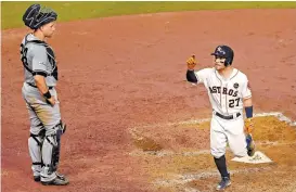  ??  ?? José Altuve (d) celebra ante Gary Sánchez