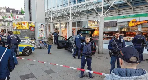  ?? Foto: R. Priebe, PR Video, dpa ?? Ein Student rast mit einem Mietwagen am Heidelberg­er Bismarckpl­atz in eine Menschenme­nge. Ein Mann stirbt, zwei Spaziergän­ger werden verletzt. Noch lange nachdem die Polizei den Täter geschnappt hat, steht das Auto auf dem Gehweg vor einer Bäckerei.