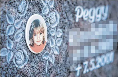  ?? FOTOS: DPA ?? Der Gedenkstei­n mit dem Porträt Peggys steht auf dem Friedhof in Nordhalben in Bayern.