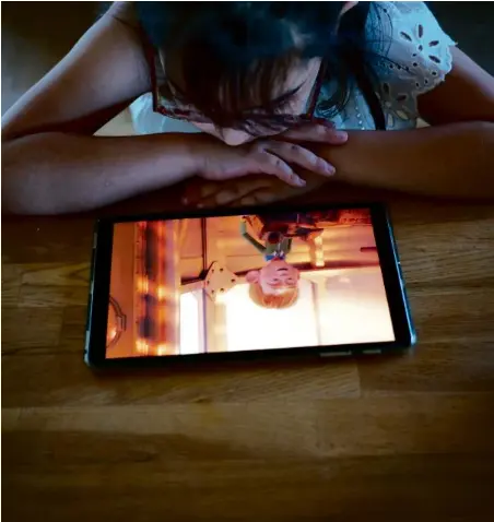  ?? Photo Mathieu Thomasset. HANS LUCAS ?? En 2022, Internet occupait neuf heures de la semaine des 7-12 ans.